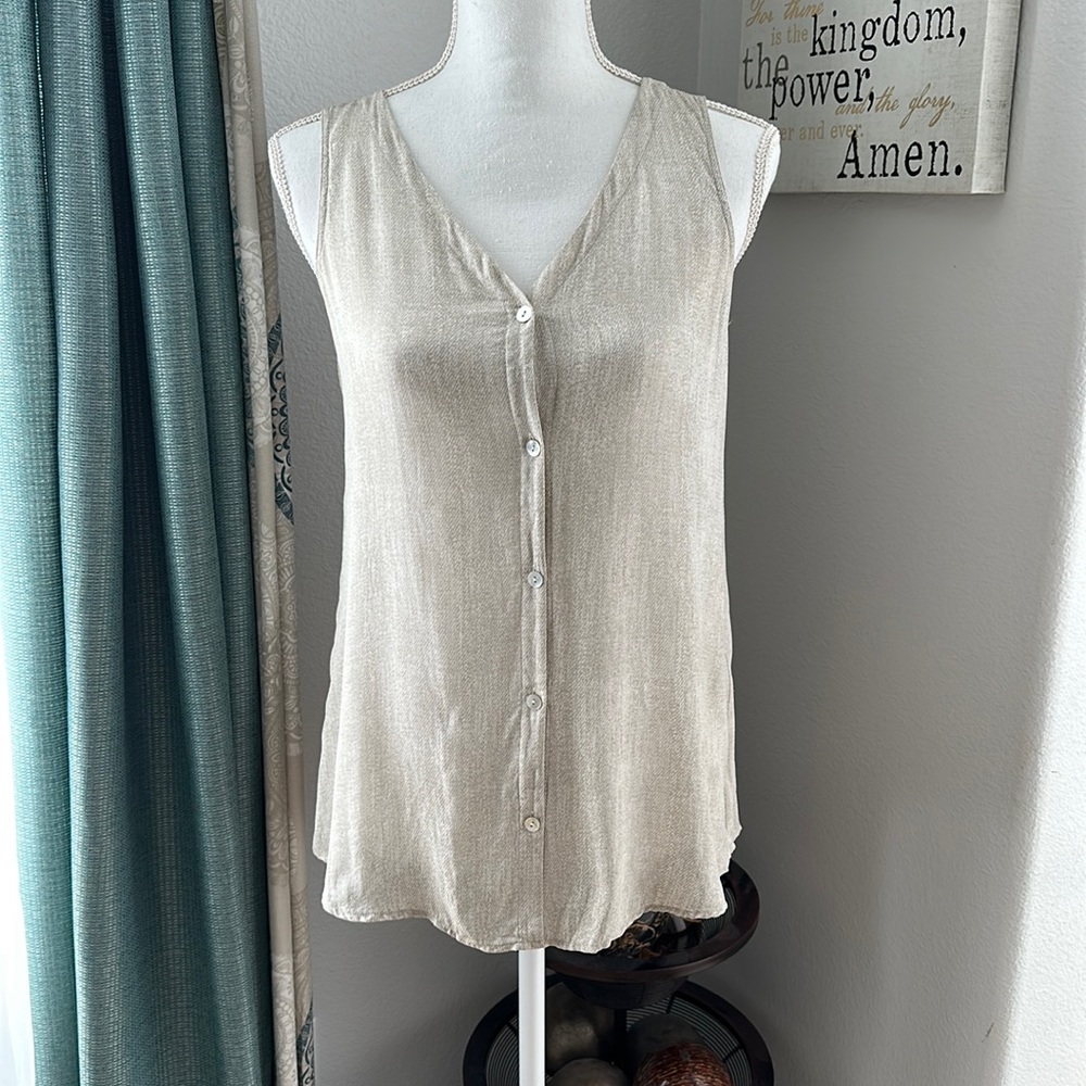 Eileen Fisher 100% silk Top Women XS Sleeveless Blouse Pearl Button Cream/white